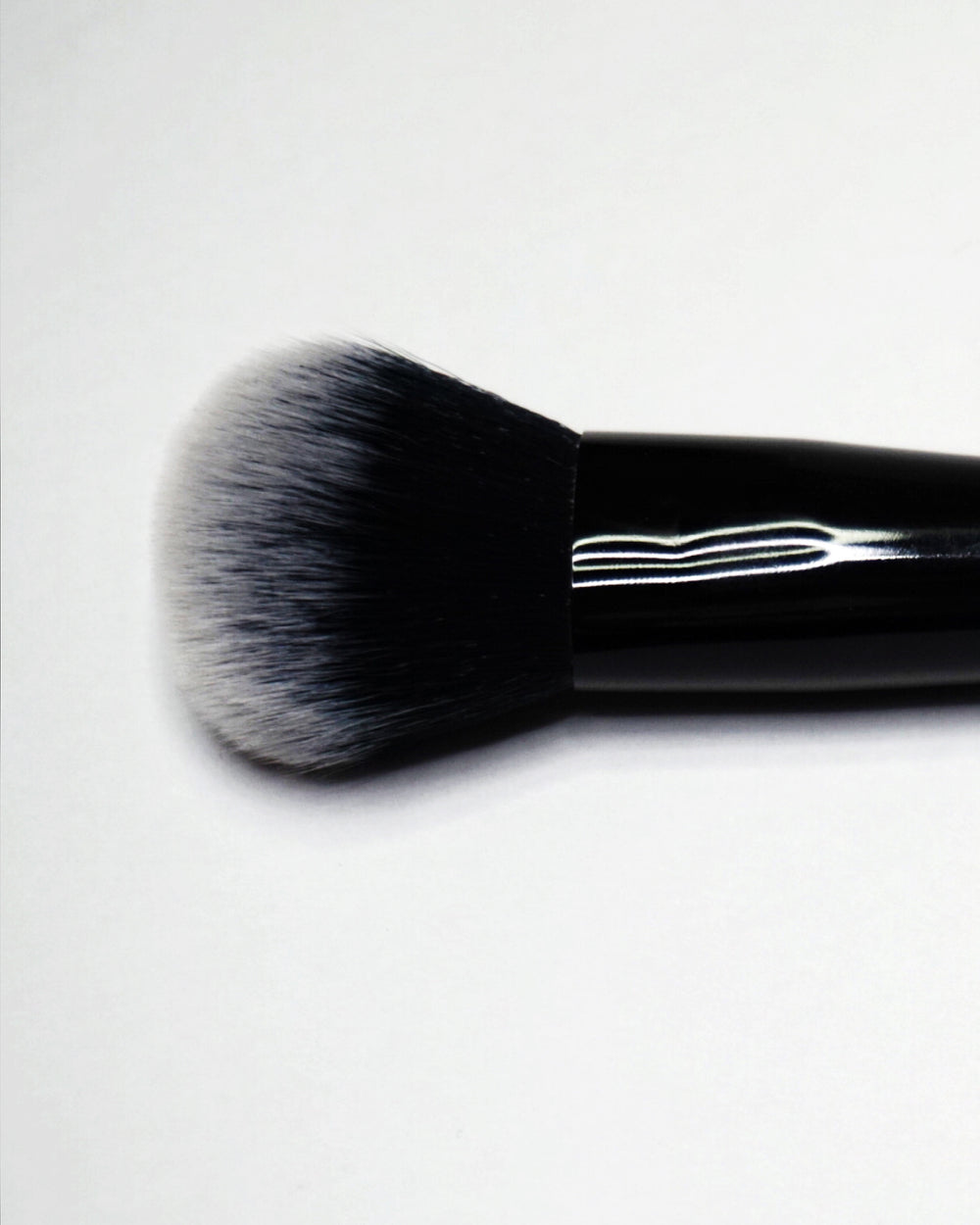 TAPERED BLUSH BRUSH